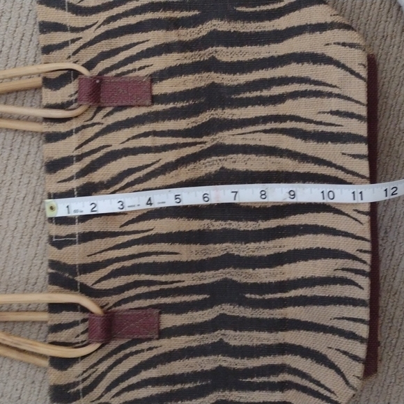 Tiger Burlap Water Resistant Lined Bag - Picture 7 of 8